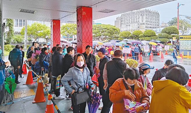 宜蘭縣羅東鎮特有宗教慶典「三月初三帝爺生呷拜拜」活動，19日上午7時30分發放號碼牌，8時正式開賣，不到2小時500桌就全數售完。（羅東鎮公所提供／吳佩蓉宜蘭傳真）