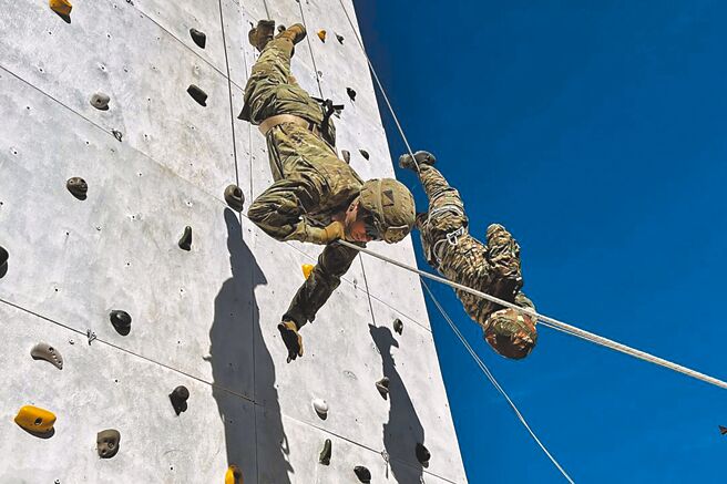 印度最高军事将领国防参谋长邱汉称，中印边界争议与中国自身的崛起是印度未来面临的「最为艰鉅的挑战」。图为2022年11月美军和印度军人在争议边界进行救灾训练。（摘自美国印度-太平洋司令部官网）