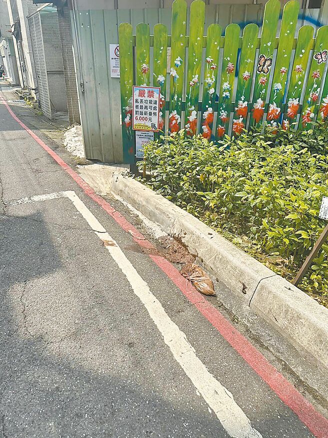 新北市新店區忠誠里1名年過6旬的老人，在里內花圃亂丟「屎包」。（新北市新店區忠誠里里長蔡雯芳提供／高鈞麟新北傳真）
