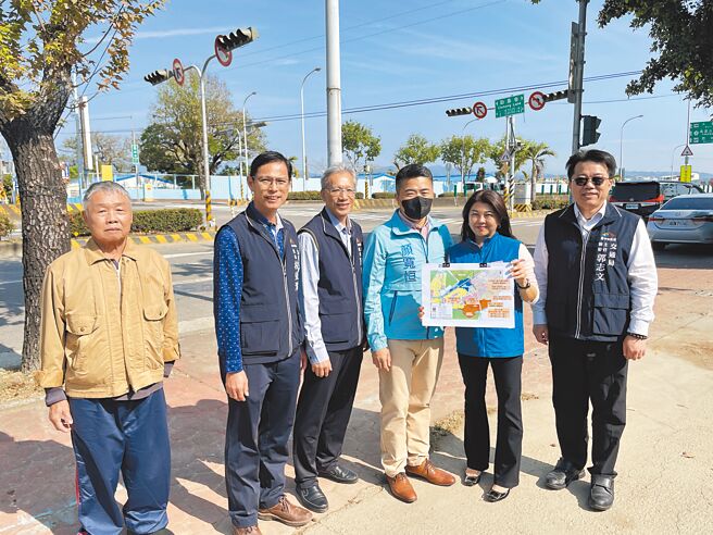 台中市乌日区环中路五段到七段过去争取高架化，其中只有六段维持平面道路，不仅用路不便易壅塞，下桥车速过快也容易造成交通事故，立委顏宽恒（右三）、市议员吴琼华（右二）19日会勘争取六段高架化。（立委顏宽恒提供／潘虹恩台中传真）