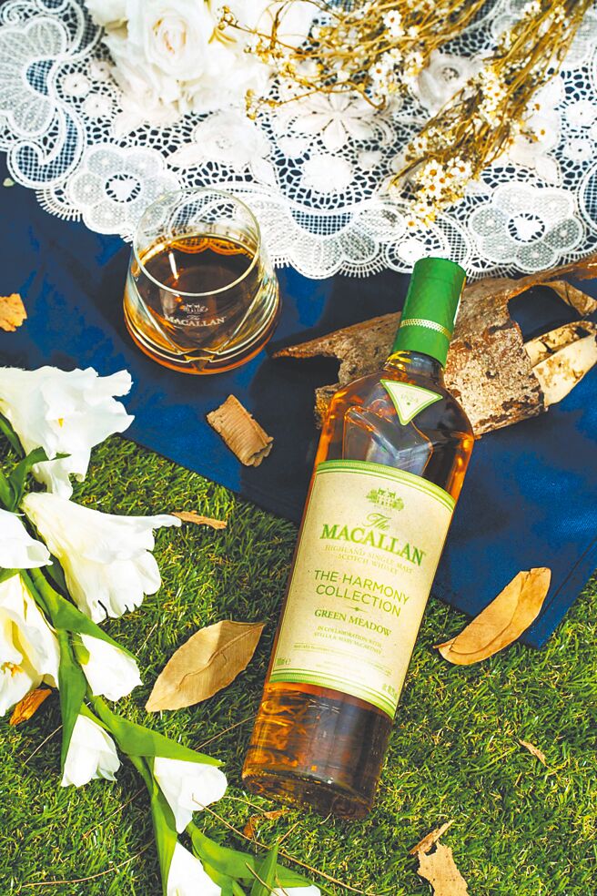 麥卡倫The Harmony Collection「萃綠麥穗Green Meadow」威士忌呼應蘇格蘭鄉村農場綠意蔥郁的草地，包裝也換上草綠色的外衣，更添時尚品味。（石智中攝）飲酒過量 有礙健康