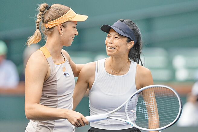 谢淑薇（左）与梅腾丝勇夺印地安泉冠军后，女双世界排名也重返第1。（美联社）