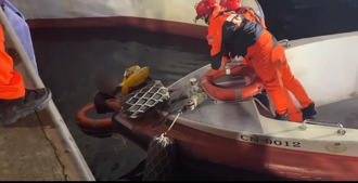 醉男深夜跌落宜兰乌石港！潮差大爬不上岸漂海面   海巡急救援 