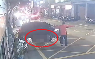 男駕車右轉未注意 驚悚影片曝光！17歲少女慘遭輾卡車底