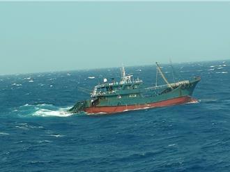 新招！陸7漁船「抹去船名」衝澎湖越界捕魚   海巡水砲驅離