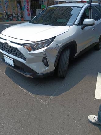 高雄輕軌又遭擊落！ 休旅車違規左轉撞上畫面曝光