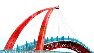 重新亮化！苑港漁港彩虹景觀橋修復燈具 3個月後重現風華