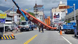 疑吊掛不慎！花蓮「15米長招牌」7樓墜落橫躺路中