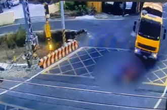 恐怖奪命瞬間！垃圾車撞機車翁「噴飛倒平交道」慘死