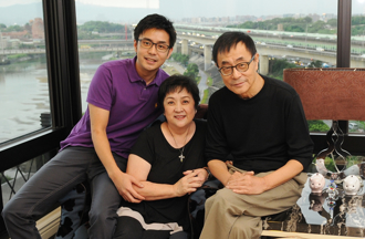 甄珍突拄拐杖現身生日宴 昔一度失蹤遭控爭產 