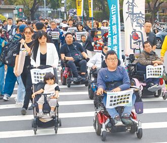 路權團體、職業駕駛 輪流上街陳抗