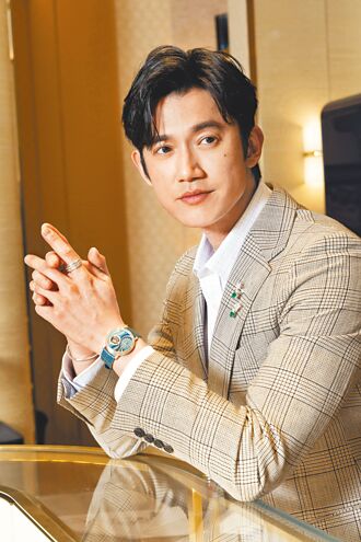 吳慷仁 伯爵耳環當胸針戴