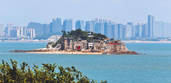 图为金门狮屿，对岸高楼林立处即为厦门。（示意图／本报资料照片）