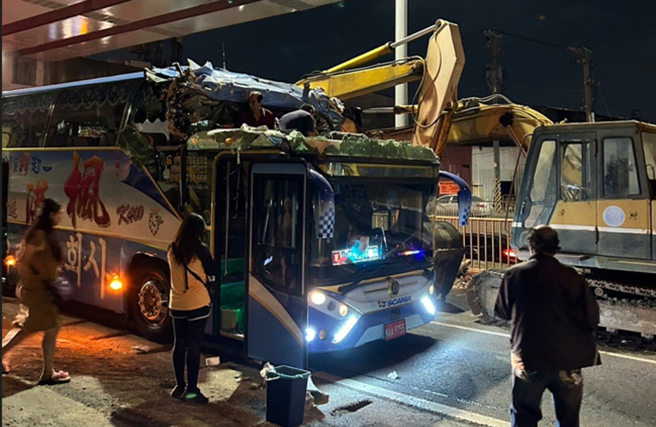 高雄市仁武区水管路20日晚间8点多，一辆游览车疑似撞上涵洞限高，造成1死14轻重伤。（翻摄画面）