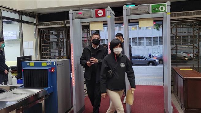 杏輝董事長李志文的兒子李易達擔任該公司副董，遭到檢調帶回偵訊。（陳志賢攝）