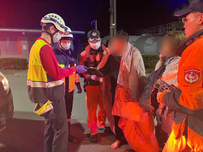 醉男無法自行攀爬上岸，安檢所港巡人員士官長黃種益等3員，立即啟動救援機制，並駕駛救生艇趕往救援。(戴志揚翻攝)