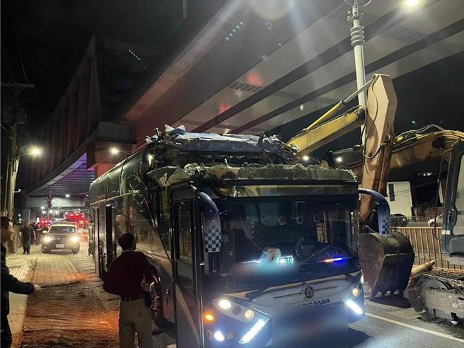 昨日晚間8時許高雄市仁武區水管路發生一起遊覽車死亡車禍，整個遊覽車被「削頭」。（警方提供／楊舒婷高雄傳真）