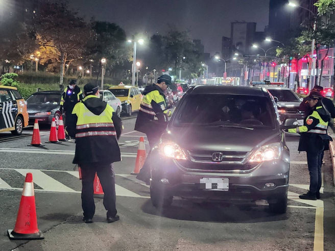 楊男醉倒路邊，隨後遭到徐男駕駛的賓士車活活輾斃。（圖僅示意 / 中時資料照）