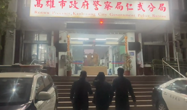 扯！高雄遊覽車撞涵洞釀1死14傷，駕駛「搶快」硬闖慢車道。(翻攝畫面)