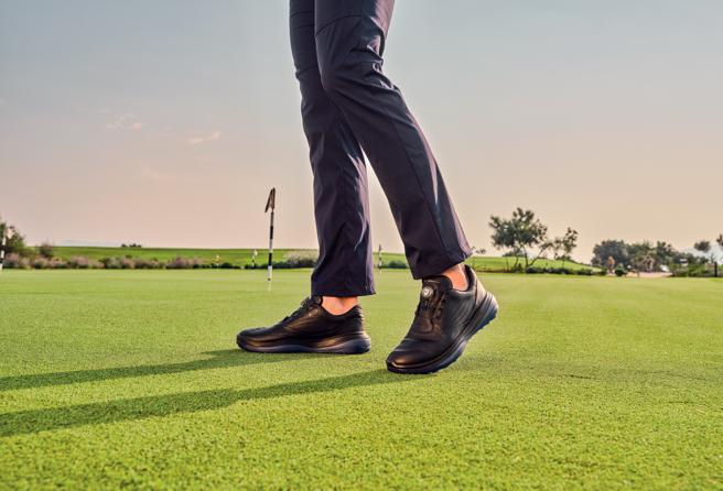 ECCO「GOLF LT.1 高爾夫超輕1代」防水男鞋黑色，1萬2000元。（ECCO提供／朱世凱台北傳真）