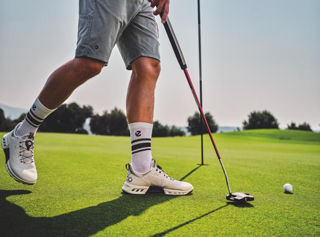 ECCO「GOLF BIOM C4 高爾夫健步C4」，黑色男款1萬3000元。（ECCO提供／朱世凱台北傳真）