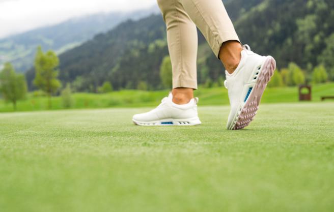 ECCO「GOLF BIOM C4 高爾夫健步C4」白色女款1萬3000元，4月上市。（ECCO提供／朱世凱台北傳真）