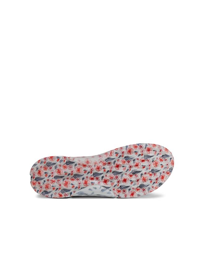 ECCO x 高寶璟Lydia Ko限量聯名設計「GOLF BIOM H4 高爾夫健步H4」，將代表她家鄉韓國和成長地紐西蘭的國花—木槿花與銀蕨化作圖騰。（ECCO提供／朱世凱台北傳真）