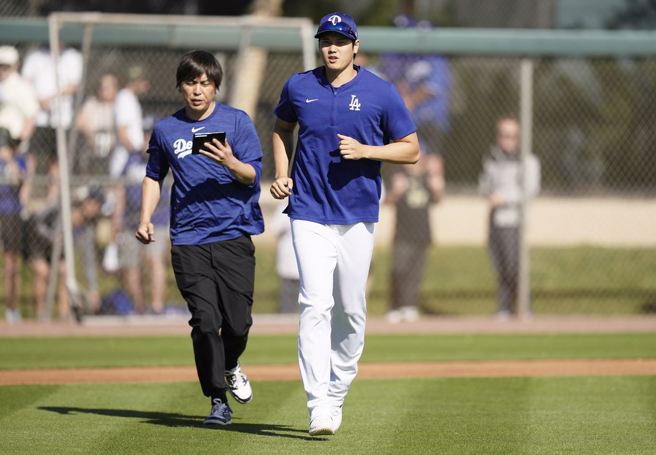 大谷翔平（右）的翻譯水原一平（左）涉嫌偷大谷的錢還賭債，引起體壇震驚。（美聯社資料照）