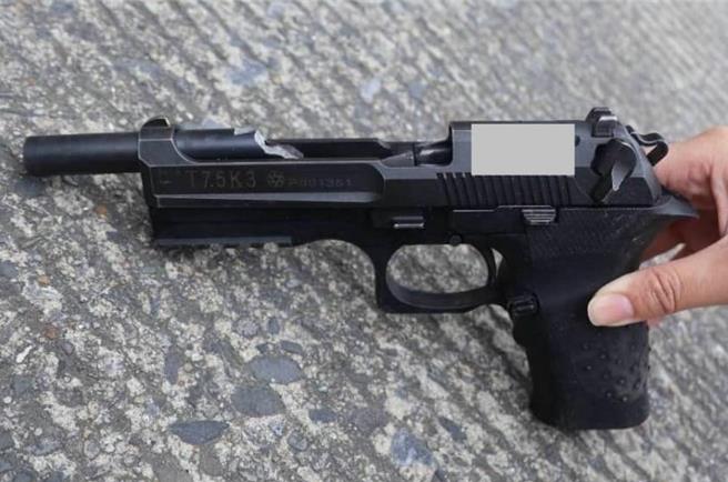 从军事爱好者社群流传出发生膛炸的T75K3手枪图片，不少网友都认为，从枪管的断裂情况来看，事情并不单纯。（翻摄照片／张志康基隆传真）
