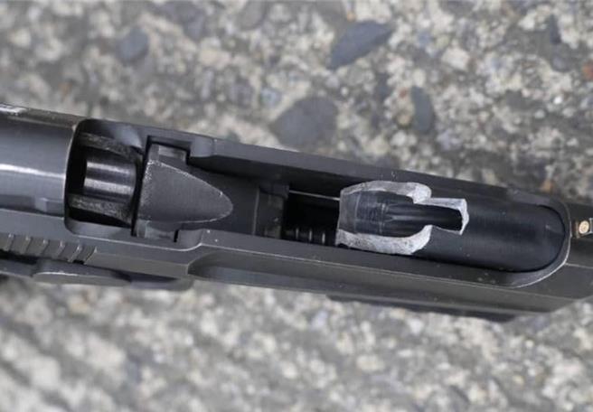 从军事爱好者社群流传出发生膛炸的T75K3手枪图片，不少网友都认为，从枪管的断裂情况来看，事情并不单纯。（翻摄照片／张志康基隆传真）