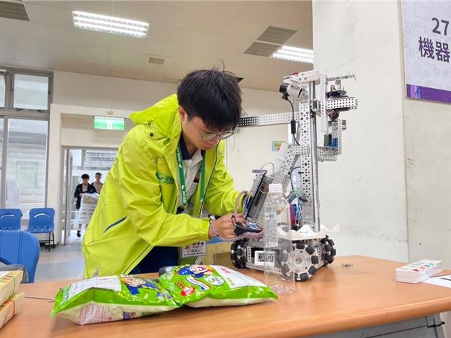 新北高工许博维录取国立云林科技大学跨域整合设计学士学位学程。（新北市教育局提供）