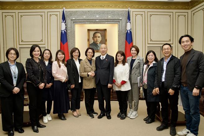 高市議會國民黨團20日在立法院顧問、高市黨部主委黃昭順帶領下，北上拜會立法院長韓國瑜，並向韓國瑜爭取對高雄重大建設及相關經費的支持。（高市議會國民黨團提供／洪浩軒高雄傳真）