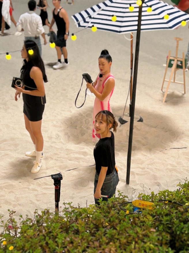 雙胞胎姊姊忻欣於海南島跟組拍攝節目《哎呀好身材》工作照。(照片/廖忻欣提供)