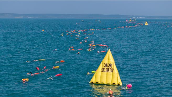 泳渡澎湖灣20日午甫開放報名就秒殺，澎縣府又被譙翻天。圖為去年泳渡盛況。（資料畫面）