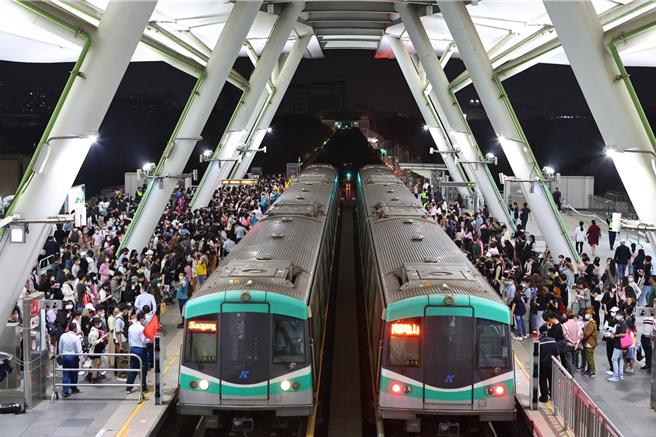 五月天3月再登高雄開唱，演唱會當日(3／23-3／24、3／29-3／31)為服務大批進場歌迷，高雄捷運調整列車班距為4分鐘1班，並備有加班車，往小港方向班距可達3分鐘1班，高雄捷運也會延長營運時間，直至將所有歌迷旅客載運完畢為止。（高捷公司提供／楊舒婷高雄傳真）