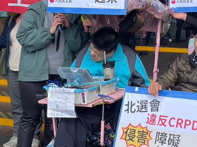 身为重度脑麻患者的人民民主党召集人赖宗育，在2024年参选台北市一选区（士林、北投）立委时，要求政见发表会自15分钟延长至45分钟，以利口语表达，但遭到台北市选委会拒绝。（刘彦宜摄）