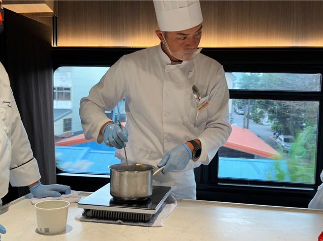 一向担任主厨的姚元浩，在火车上变成助手。（好看娱乐提供）