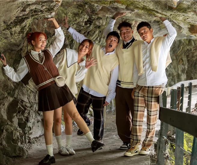 吴映洁（鬼鬼）、莎莎、张立东、郭泓志、姚元浩。（好看娱乐提供）