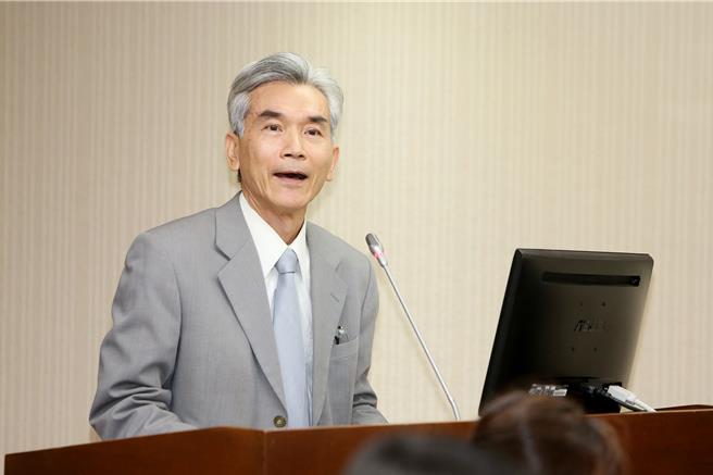 環境部長薛富盛今日赴立法院社環委員會就「加速推動再生能源對國土環境之影響及環境影響評估認定標準修訂進度」做專題報告。（杜宜諳攝）