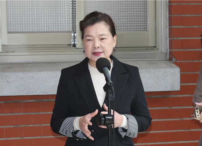 經濟部長王美花21日出席立法院經濟委員會備詢，提到電價調漲對鐵公路票價衝擊，強調已有推節電補助，請它們來申請。（姚志平攝）