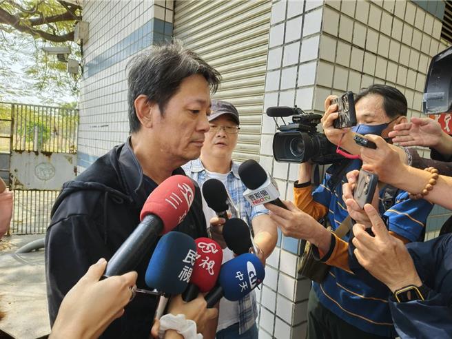 周姓死者儿子表示，邓姓游览车司机驾车沿路旅途中一路上不遵从交通规则，脸书上有不少民眾看见纷纷留言表示，该台游览车一路上不断超车，开的很离谱，迟早会出事。（记者林雅惠摄）