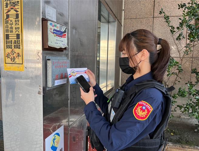 大甲警分局启动电子化巡逻箱，除提升员警执勤效率，落实执行巡逻工作，也能远端追踪员警的位置与动向。（大甲警分局提供／张妍溱台中传真）