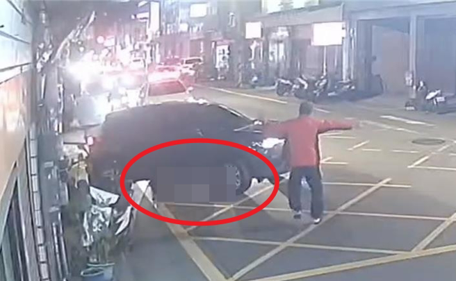 男驾驶将17岁少女（红圈处）撞倒碾压卡在车底，民眾见状赶进衝上前制止。（八德分局提供）