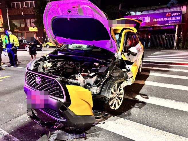 小黃運將疑精神不集中，自撞號誌燈桿。（圖 / 警方提供）