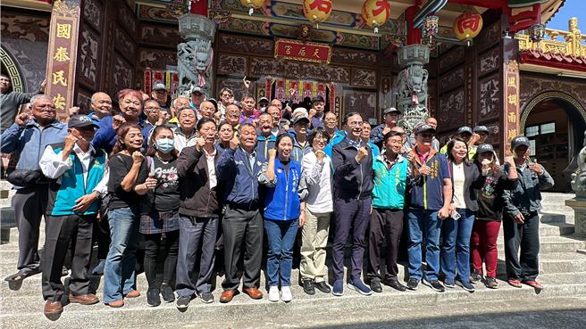 國民黨主席朱立倫21日赴台東縣大武鄉關心補選選情，並替候選人拉抬聲勢。（蔡旻妤攝）