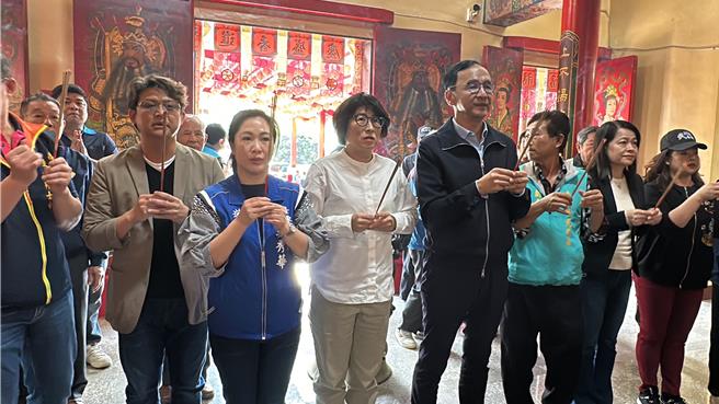 國民黨主席朱立倫21日赴台東縣大武鄉關心補選選情，並替候選人拉抬聲勢。（蔡旻妤攝）