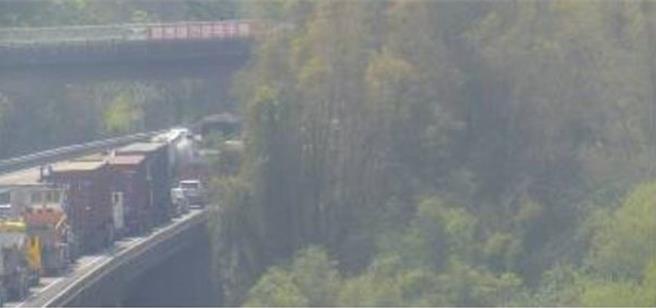 國道3號南向368.1公里田寮路段今天上午發生多車連環撞重大車禍，現場有車輛翻覆，目前傷亡不明。（翻攝照片／林雅惠傳真）