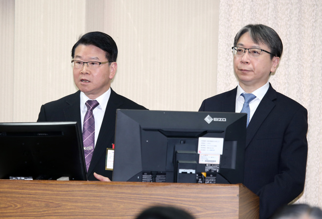 国安局长蔡明彦（右）、调查局长王俊力（左）21日在立法院外交及国防委员会答询。（姚志平摄）