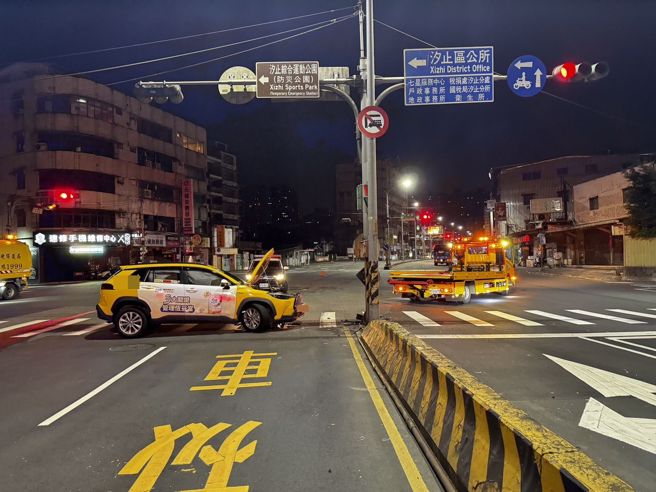 警方獲報後到場處理事故。（圖 / 劉詠韻翻攝）