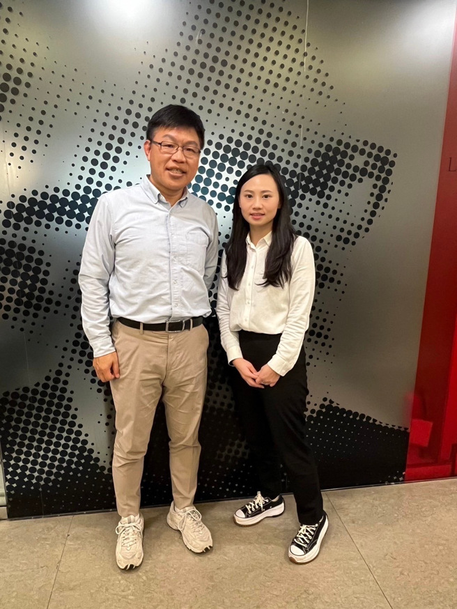 玄奘大學簡紹琦校長與法律系校友蕭依幀合照。(照片/玄奘大學提供)